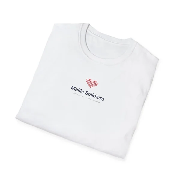 T-shirt plié montrant le logo Maille Solidaire